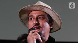 Pemain Film Pengabdi Setan 2: Communion Bront Palarae saat konferensi pers di Jakarta, Selasa (2/8/2022). Film Pengabdi Setan 2: Communion segera tayang di bioskop di Indonesia pada 4 Agustus mendatang. Cerita yang masih disutradarai oleh Joko Anwar itu masih menggaet sejumlah pemeran lamanya, seperti Tara Basro, Endy Arfian, Nasar Annuz, dan Bront Palarae serta Ayu Laksmi. (Liputan6.com/Herman Zakharia)