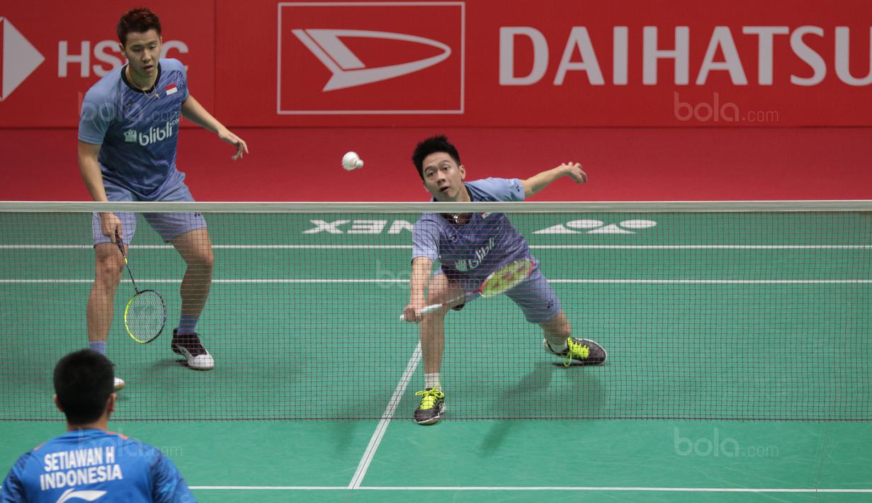 Gaya Kevin Sanjaya (kanan) mengembalikan kok ke arah Rian Agung/Hendra Setiawan pada babak kedua Daihatsu Indonesia Master 2018 di Istora Senayan, Kamis (25/1/2018). Kevin/Marcus menang 21-16 23-2.1 (Bola.com/Nick Hanoatubun)