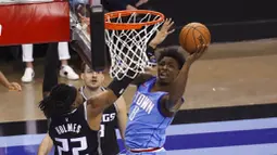 Pebasket Houston Rockets, Jae'Sean Tate, memasukan bola saat melawan Sacramento Kings pada laga NBA, Jumat (1/1/2021). Houston Rockets menang dengan skor 122-119. (AP/Richard Carson)