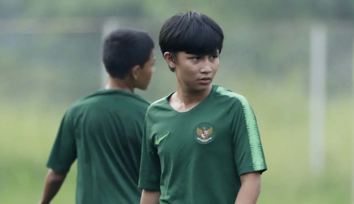Pemain Timnas Indonesia U-16, Tristan Alif, saat pemusatan latihan di Sawangan, Senin (13/5). Sebanyak 41 anak mengikuti seleksi untuk memperkuat timnas di Piala AFF U-15 2019 di Thailand. (Bola.com/M Iqbal Ichsan)