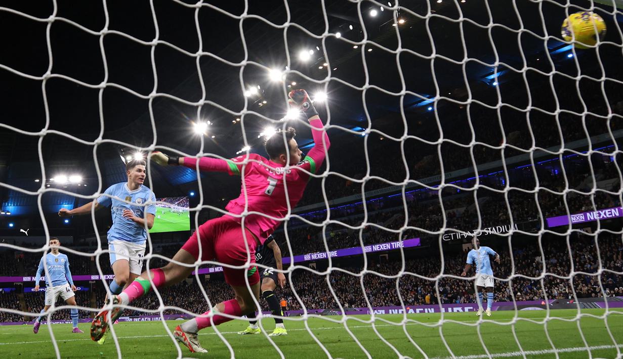 Pemain Manchester City, Julian Alvarez, mencetak gol ke gawang Burnley pada laga Liga Inggris di Stadion Etihad, Kamis (1/2/2024). City menang dengan skor 3-1. (AFP/Darren Staples)