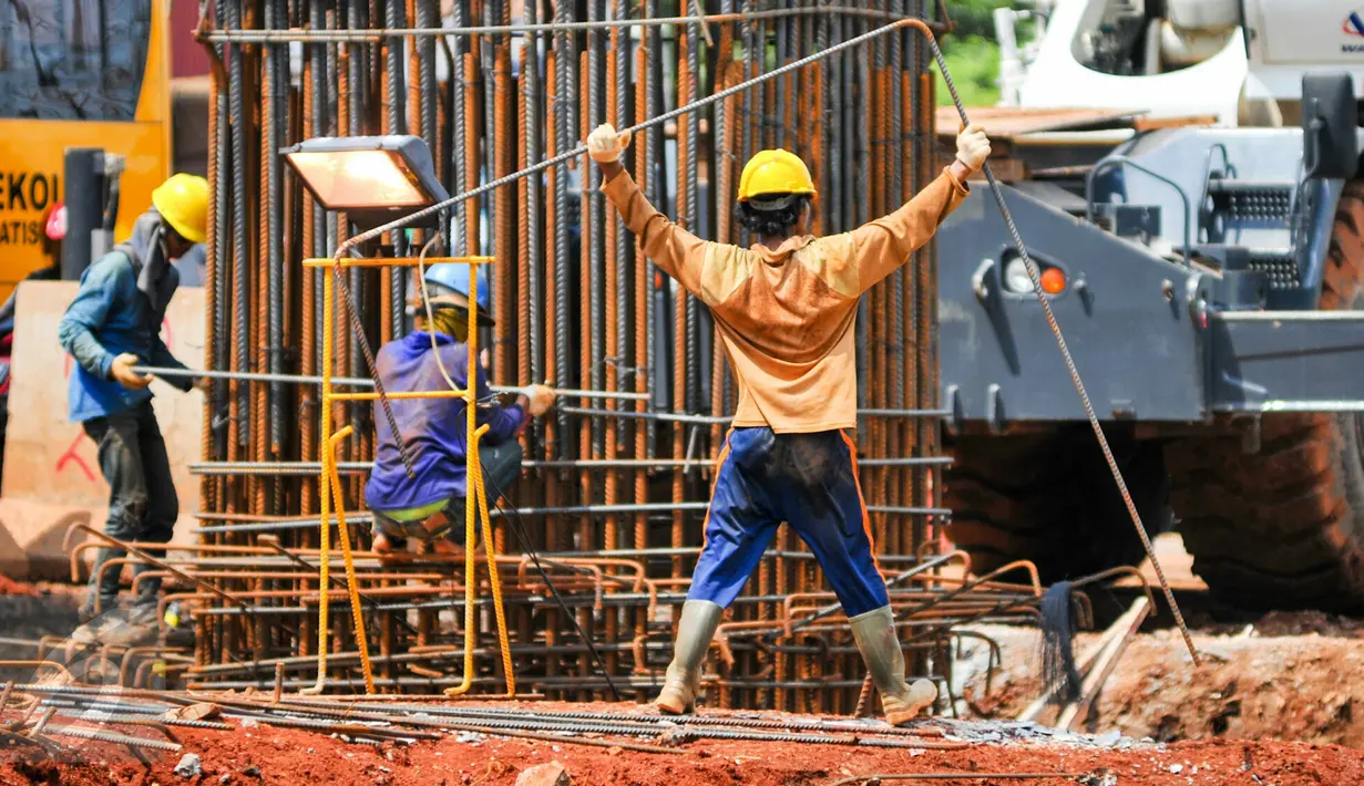 Pekerja membangun tiang-tiang pancang yang akan digunakan sebagai penopang badan jembatan jalan raya Tol Becakayu di kawasan Kalimalang, Jakarta, Selasa (19/4). Pembangunan tol Becakayu ditargetkan selesai pada 2017. (Liputan6.com/Yoppy Renato)