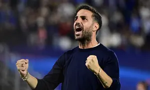 Pelatih Como, Cesc Fabregas, merayakan kemenangan timnya seusai pertandingan matchday 1 fase liga Liga Champions 2026/2027 melawan RB Leipzig di Stadion Giuseppe Sinigaglia, Como, Kamis (10/9/2026). (AFP/Piero Cruciatti)