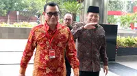 Wakil Ketua DPR Bidang Keuangan Taufik Kurniawan (kanan) tiba di Gedung KPK, Jakarta, Jumat (2/11). Taufik akan menjalani pemeriksaan oleh penyidik KPK. (Merdeka.com/Dwi Narwoko)