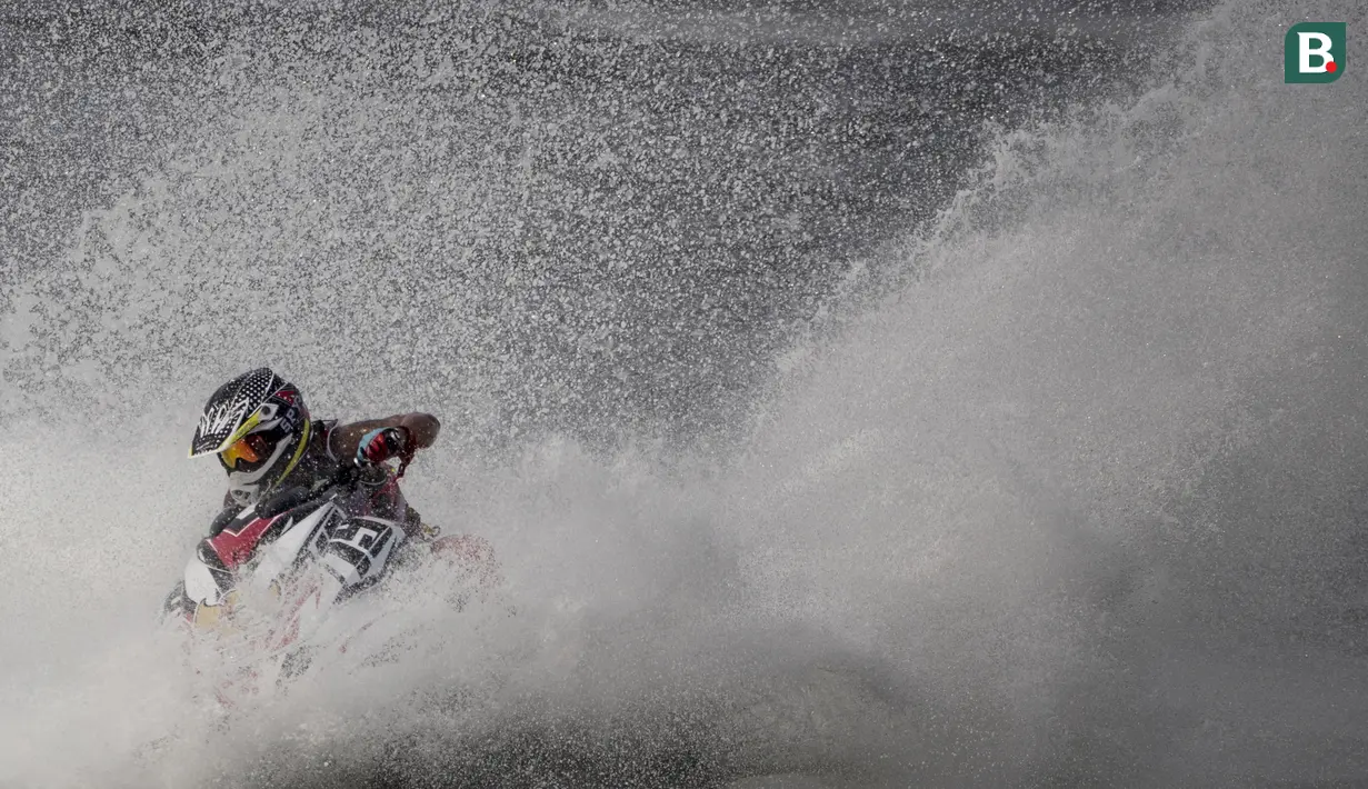 Atlet jetski Indonesia, Aero Sutan Aswar, saat beraksi pada Asian Games di Ancol, Jakarta, Kamis (23/8/2018). Aero Aswar finish kedua dengan jumlah poin 53. (Bola.com/Vitalis Yogi Trisna)