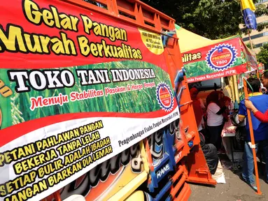 Warga memadati stand yang menjual beras murah saat Gelar Pangan Murah Berkualitas yang digelar di area CFD Jakarta, Minggu (8/5/2016). 100 ton beras dijual dengan harga Rp 7.500 per kg di 10 lokasi di Jakarta. (Liputan6.com/Helmi Fithriansyah)