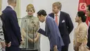 Presiden Joko Widodo melihat sebilah keris milik Pahlawan Nasional Pangeran Diponegoro di Istana Bogor, Selasa (10/3/2020). Keris yang selama ini tersimpan di Belanda itu sendiri diserahkan secara simbolis usai Raja Willem dan Jokowi memberikan pernyataan pers bersama. (Liputan6.com/Faizal Fanani)