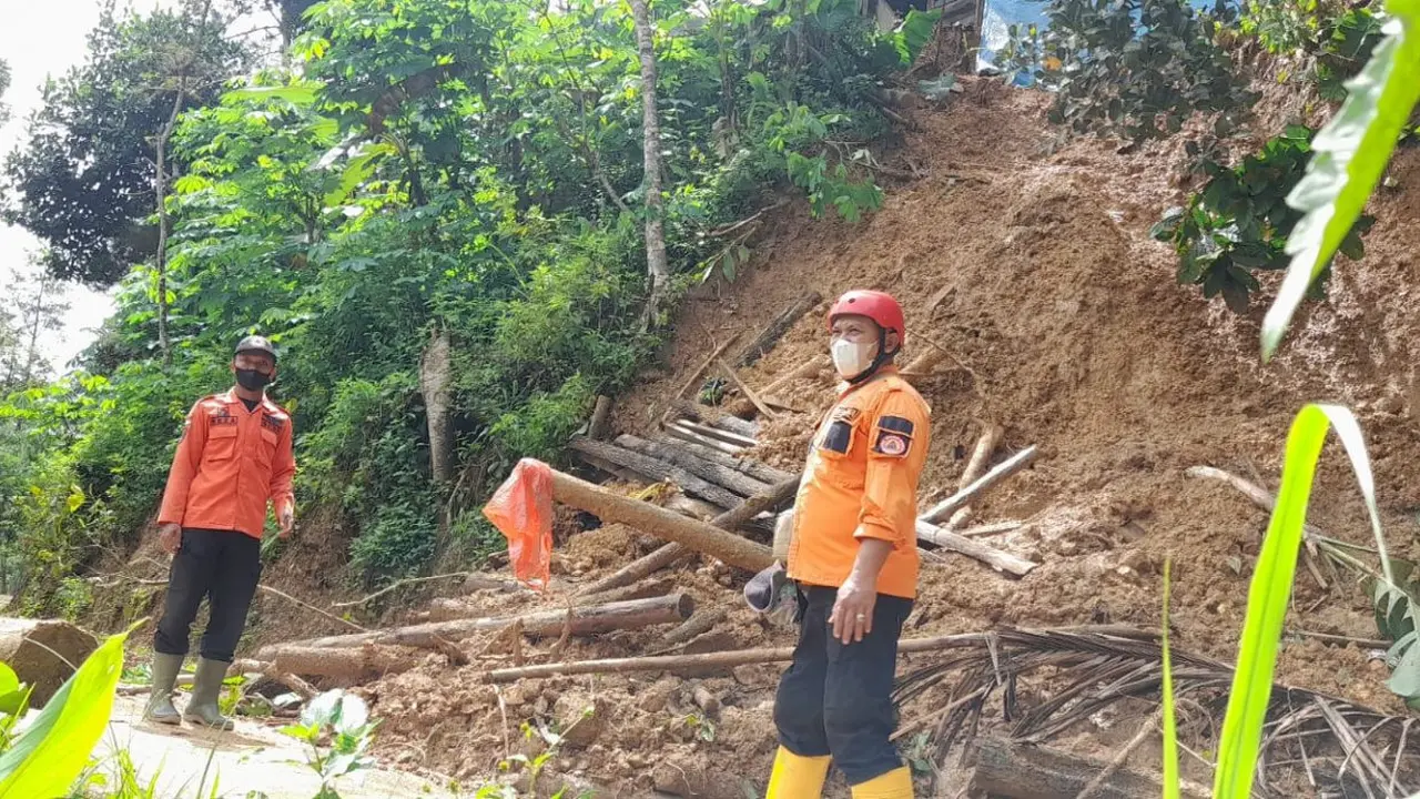 BPBD Ponorogo mengevakuasi ratusan warga terdampak tanah retak. (Istimewa)