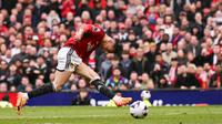 Pemain Manchester United, Antony, mencetak gol ke gawang Burnley pada laga pekan ke-35 Liga Inggris di Stadion Old Trafford, Minggu (28/4/2024). (AFP/Oli Scarff)