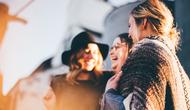 Seorang istri yang juga menjadi mahasiswa juga dapat mengerjakan tugas bersama teman-temannya sembari menghabiskan waktu bersama agar tidak tertekan (Foto: Unsplash.com/Priscilla Du Preez)