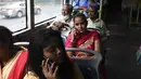 Perempuan bepergian dengan bus  New Delhi Transport Corporation untuk melakukan perjalanan gratis di New Delhi, 29 Oktober 2019. Pemerintahan teritorial ibu kota India, New Delhi, menerapkan kebijakan menggratiskan seluruh rute bus untuk kaum perempuan sejak 29 Oktober. (Sajjad HUSSAIN/AFP)
