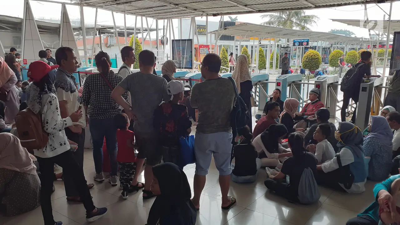 Gangguan Listrik, Calon Penumpang KRL Tertumpuk di Stasiun Bogor