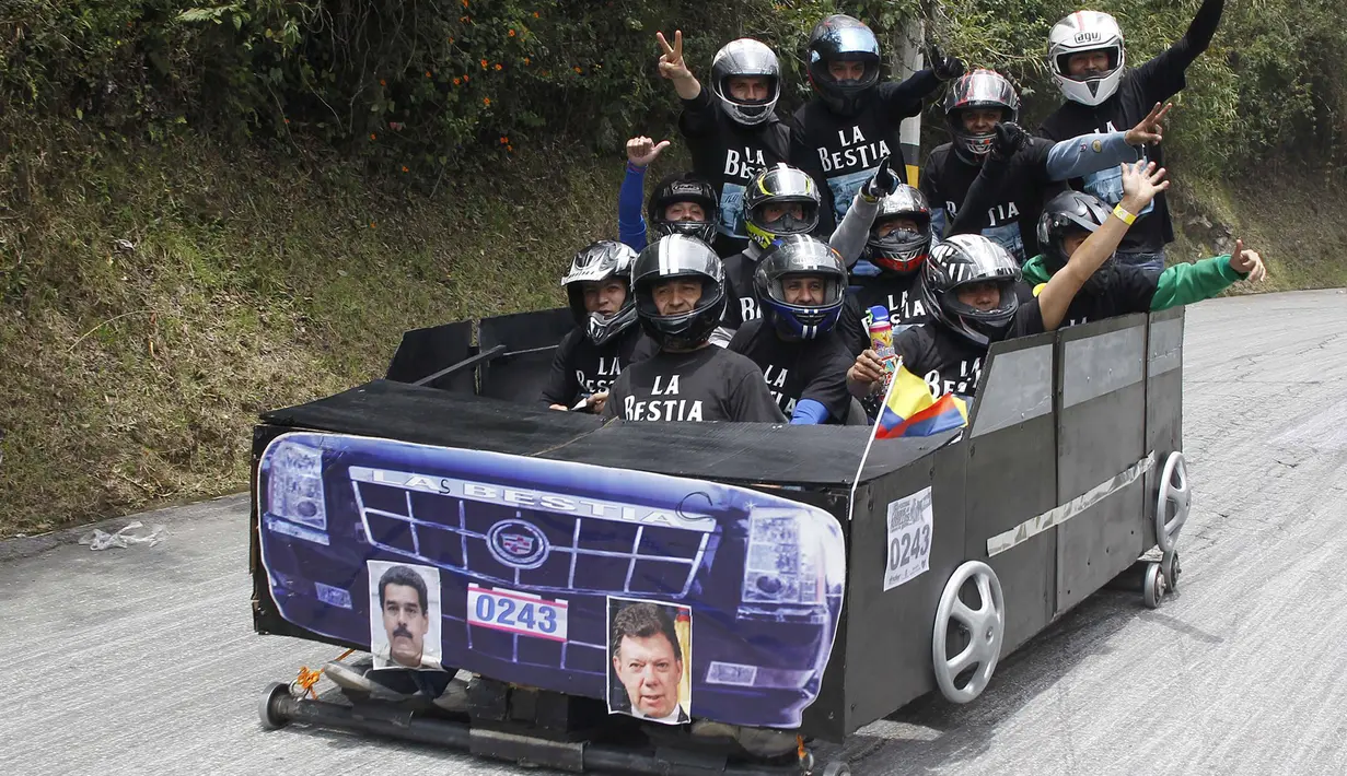 Sejumlah peserta memberi salam saat mengikuti  dalam  festival Roller Cart ke-26 di Medellin ,Kolombia, Senin (6/9/2015). Peserta Festival diwajibkan mengenakan kostum – kostum yang unik untuk ikut perlombaan ini. (REUTERS/Fredy Builes)