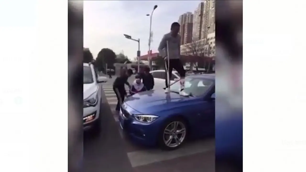 Ramai-Ramai Injak Mobil yang Berhenti di Zebra Cross.