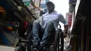 Scott Doolan beraktivitas dengan kursi rodanya di Kathmandu, Nepal, Kamis (15/3). Persiapan telah dilakukan Scott dalam beberapa bulan terakhir, mulai dari latihan fisik hingga memodifikasi kursinya dengan roda sepeda gunung. (AFP Photo/Prakash Mathema)