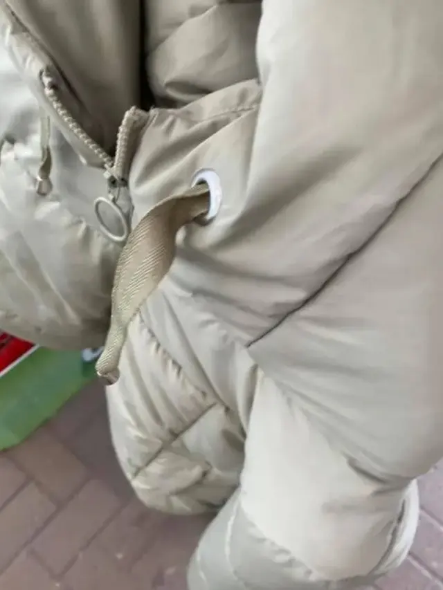 wanita temukan gigi palsu dalam jaket yang dibelinya