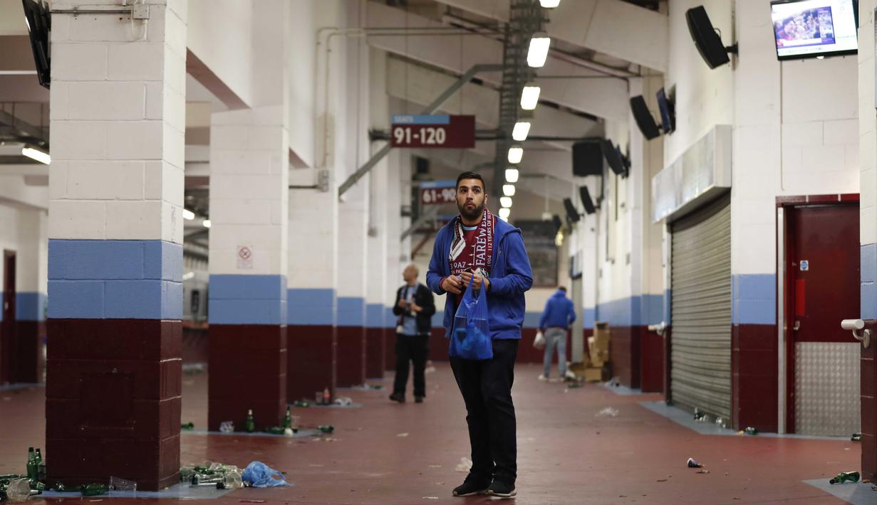 Suporter berjalan dekat lorong stadion saat  'Farewell Boleyn' usai melawan Machester United, (10/5/2016). (Action Images via Reuters/John Sibley)