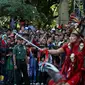 Kerumunan warga menyaksikan arak-arakan Karnaval Kemerdekaan Pesona Parahyangan 2017 melintasi jalanan utama Kota Bandung, Sabtu (26/8). Karnaval ini merupakan rangkaian dan penutupan HUT Kemerdekaan RI ke-72. (Liputan6.com/Johan Tallo)