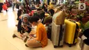 Saking padatnya, beberapa calon penumpang duduk lesehan di lantai sekitaran Stasiun Pasar Senen Jakarta. (Liputan6.com/Helmi Fithriansyah)