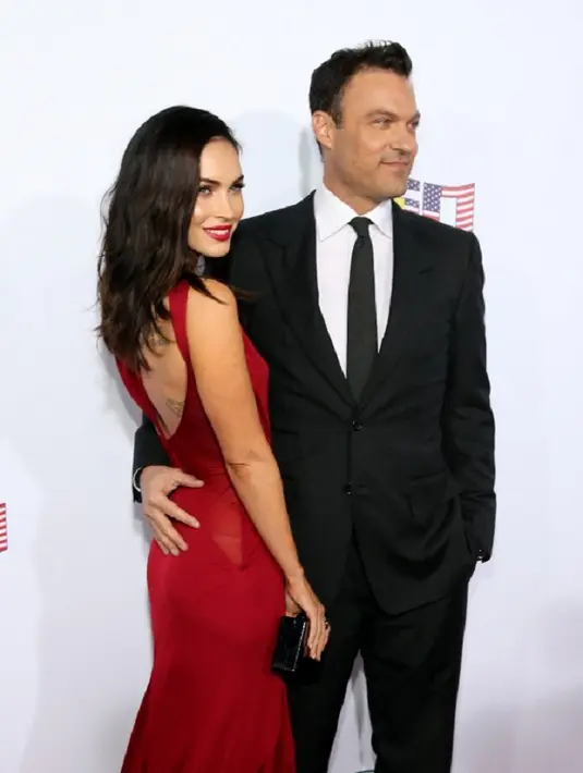 Beberapa saat setelah Megan mengajukan gugatan cerai, Brian terlihat masih mengenakan cincin kawinnya saat sedang mengisi bensin. (AFP/Bintang.com)