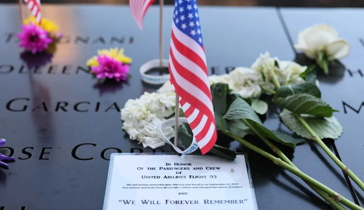 Setiap tahunnya, kerabat korban serangan 9/11 berkumpul untuk mengenang orang-orang yang mereka cintai dalam peristiwa tersebut. (Michael M. Santiago/Getty Images North America/Getty Images via AFP)