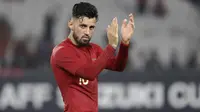 Gelandang Timnas Indonesia, Stefano Lilipaly, menyapa suporter usai mengalahkan Timor Leste pada laga Piala AFF 2018 di SUGBK, Jakarta, Selasa (13/11). Indonesia menang 3-1 atas Timor Leste. (Bola.com/Yoppy Renato)