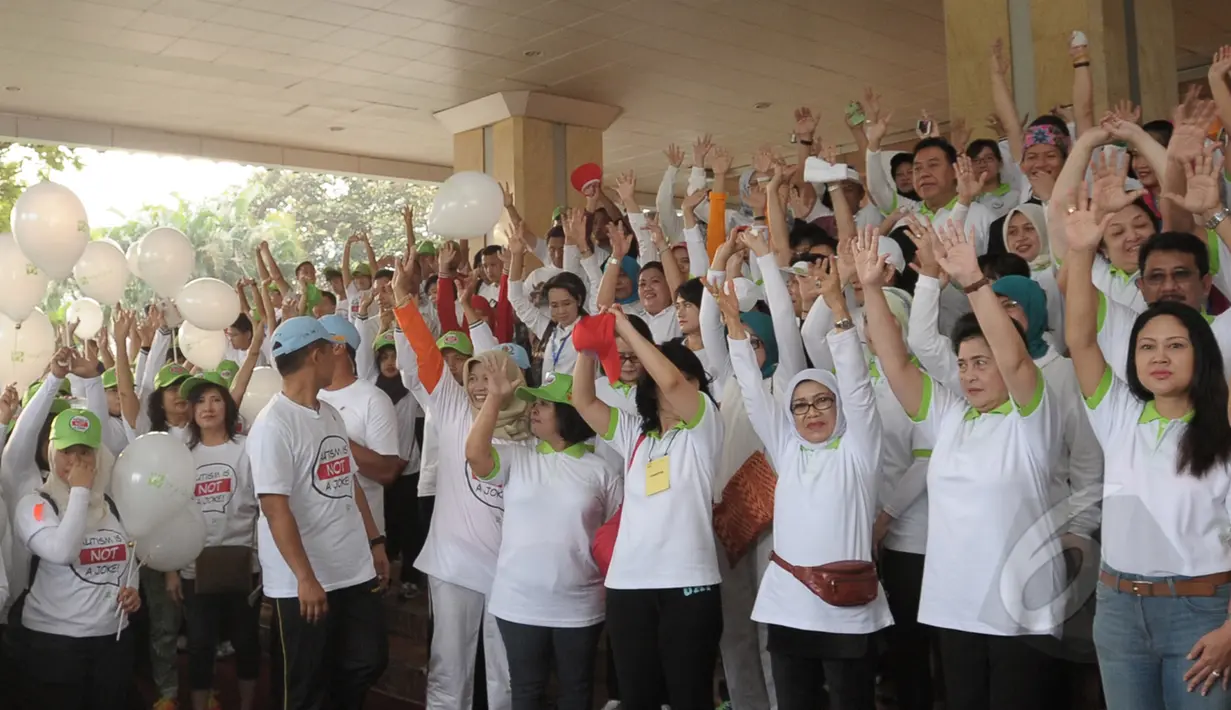 Keceriaan para peserta fun walk 2015 Autism is not a joke di balai kota, Jakarta, Minggu (29/3/2015). acara ini dalam rangka memperingati hari autisme sedunia yang jatuh tanggal 2 april setiap tahunnya. (Liputan6.com/Herman Zakharia)