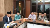 Pelaksana Tugas (Plt) Ketua Umum Muhamad Mardiono menerima kunjungan Ketua Pengurus Besar Mathla’ul Anwar, KH Embay Mulya Syarif di kantor DPP PPP. (Istimewa)