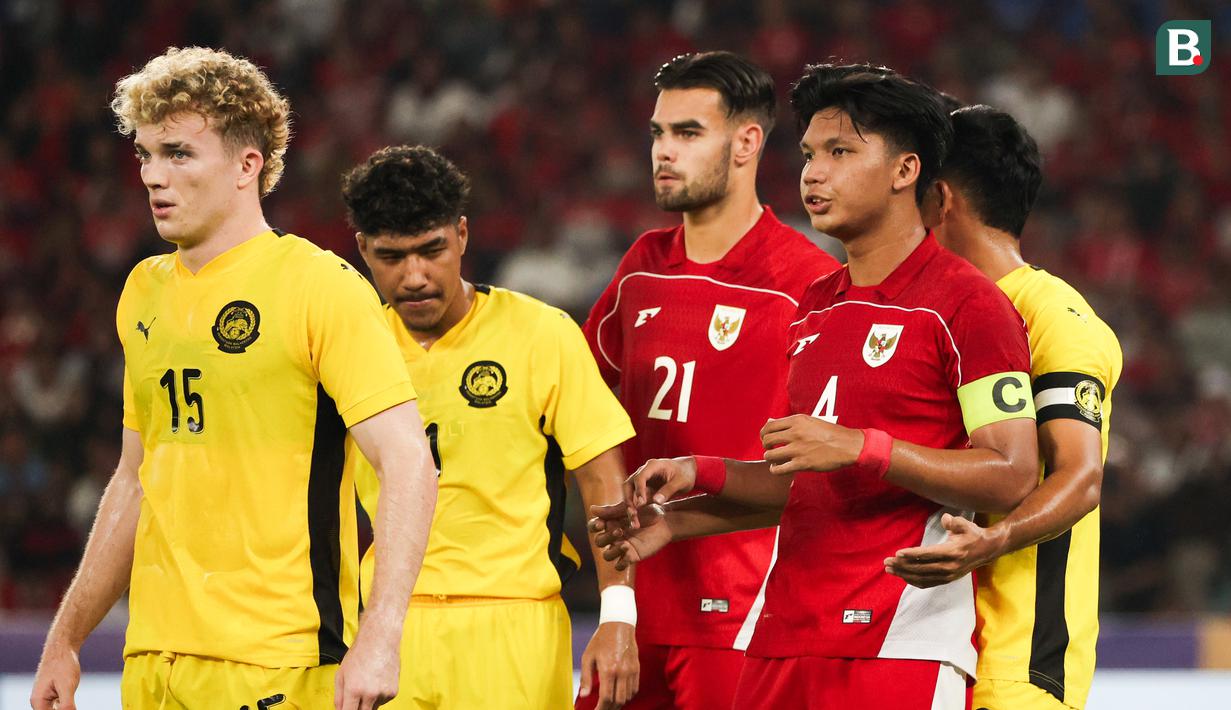 Pemain Timnas Indonesia U-23, Jens Raven (tengah) dan Kadek Arel mendapatkan penjagaan dari pemain Malaysia dalam laga Grup A Piala AFF U-23 2025 di Stadion Utama Gelora Bung Karno (SUGBK), Senayan, Jakarta, Senin (21/07/2025). (Bola.com/Abdul Aziz)