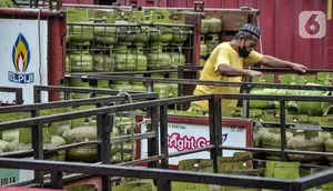 Pekerja melakukan bongkar muat tabung LPG 3 kg di salah satu agen di Jakarta Pusat, Kamis (14/7/2022). Imbas kenaikan harga jual LPG nonsubsidi Rp 2.000 per kg, pengelola agen gas mengungkapkan banyak warga mulai beralih ke LPG 3 kg subsidi atau gas melon karena harga gas nonsubsidi terlampau tinggi di tengah kondisi ekonomi yang makin sulit. (merdeka.com/Iqbal S. Nugroho)