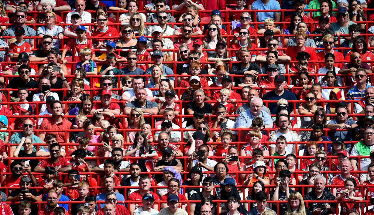 Sejumlah penonton memdatai tribune saat laga persahabatan antara Liverpool melawan Sevilla di Anfield, Liverpool, Inggris, Minggu (11/08/2024) WIB. (AFP/Peter Powell)