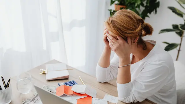 Sering Belanja Saat Stres? Kenali Fenomena Doom Spending yang Bisa Merusak Finansial