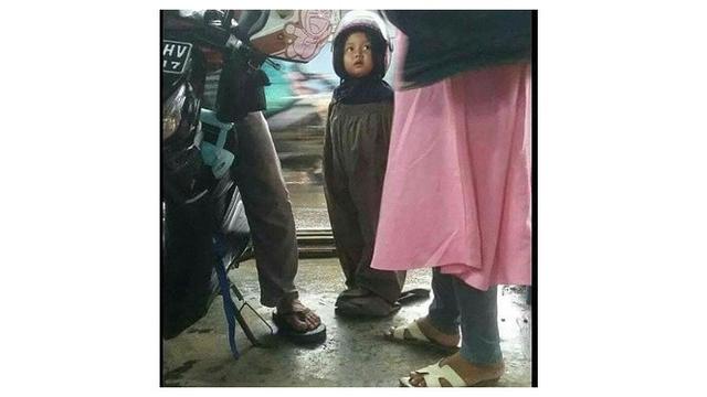 Jas hujan nyeleneh (Sumber: Instagram/dramaojol_id)