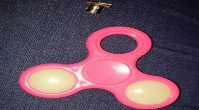 Cakram mainan fidget spinner yang hilang dan tertelan ke perut Angus. (Foto: News)