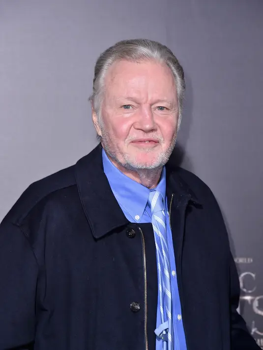 “Aku punya rencana lain bersama cucu-cucuku. Mereka merasakan hal yang sama setiap tahunnya. Anak-anak ada di New York, kami akan melihat sebuah pertunjukkan. Jadi aku sudah membelikan tiket untuk mereka semua,” ucap Jon. (AFP/Bintang.com)