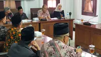 Hearing atau dengar pendapat antara pimpinan DPRD Kota Malang dengan Forum&nbsp;Komunikasi Madrasah dan Sekolah Swasta (FKMKS) pada Senin, 15 Agustus 2022. Sekolah swasta&nbsp;mengadukan nasib mereka yang kekurangan siswa tiap tahun ajaran baru (Liputan6.com/Zainul Arifin)&nbsp;