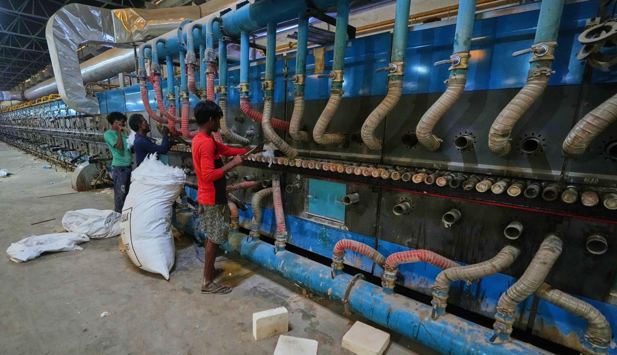 Kelangkaan pasokan energi berimbas pada kenaikan harga gas yang melonjak drastis. Tampak dalam foto, para pekerja melakukan perawatan pada sebuah mesin di pabrik keramik yang ditutup di Morbi, negara bagian Gujarat, India, Rabu 8 April 2026. (AP Photo/Ajit Solanki)