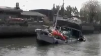 Sebuah kapal kayu pengangkut sembako tenggelam di Pelabuhan Kalimas, hingga lomba mirip Sinterklas digelar di Swiss.