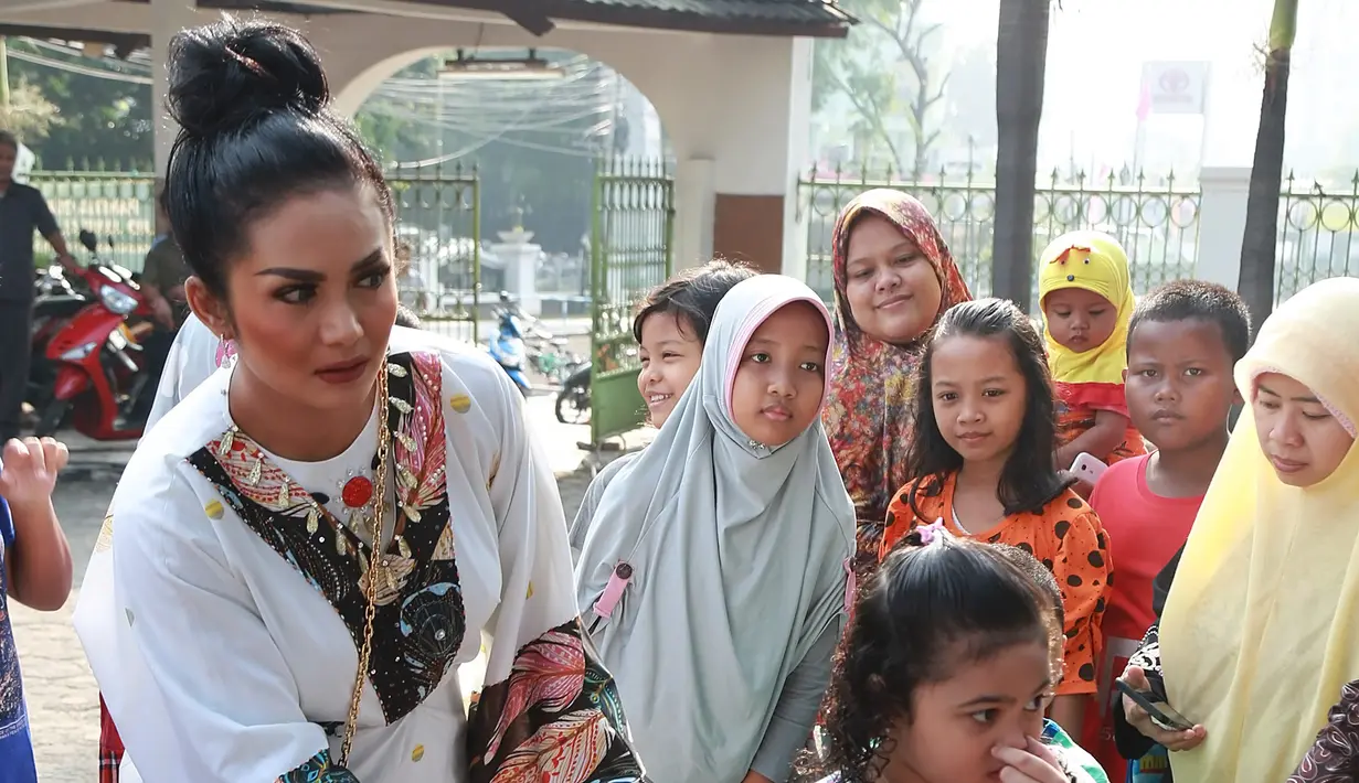 Penyanyi Krisdayanti Sabtu (2/9) menyembelih hewan kurbannya. Diva pop Indonesia itu kurban sapi dan kerbau di masjid dekat kediamannya, Masjid Jami Al-Maghfiroh kawasan Jeruk Purut, Cilandak, Jakarta Selatan. (Bambang E Ros/Bintang.com)