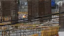 Pekerja membangun konstruksi bangunan bertingkat di Jakarta, Jumat (18/1). Kebijakan pembatasan baja impor oleh pemerintah sebagai respons terhadap keluhan pengusaha terkait banyaknya baja impor yang membanjiri Indonesia. (Liputan6.com/Immanuel Antonius)