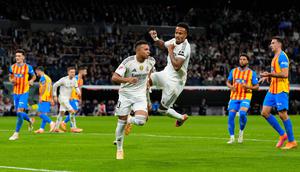 Kylian Mbappe dari Real Madrid (tengah kiri) merayakan bersama Eder Militao setelah mencetak gol pembuka dalam pertandingan La Liga Spanyol antara Real Madrid dan Valencia di Madrid, Spanyol, Sabtu, 1 November 2025. (AP Photo/Manu Fernandez)