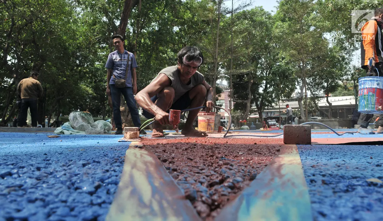 Pekerja menyelesaikan pemasangan batu berpori di Taman Gorontalo, Tanjung Priok, Jakarta, Senin (19/8/2019). Taman Maju Bersama merupakan salah satu langkah Pemprov DKI Jakarta dalam pengendalian kualitas udara di Ibu Kota sekaligus sebagai sarana interaksi masyarakat. (merdeka.com/Iqbal Nugroho)