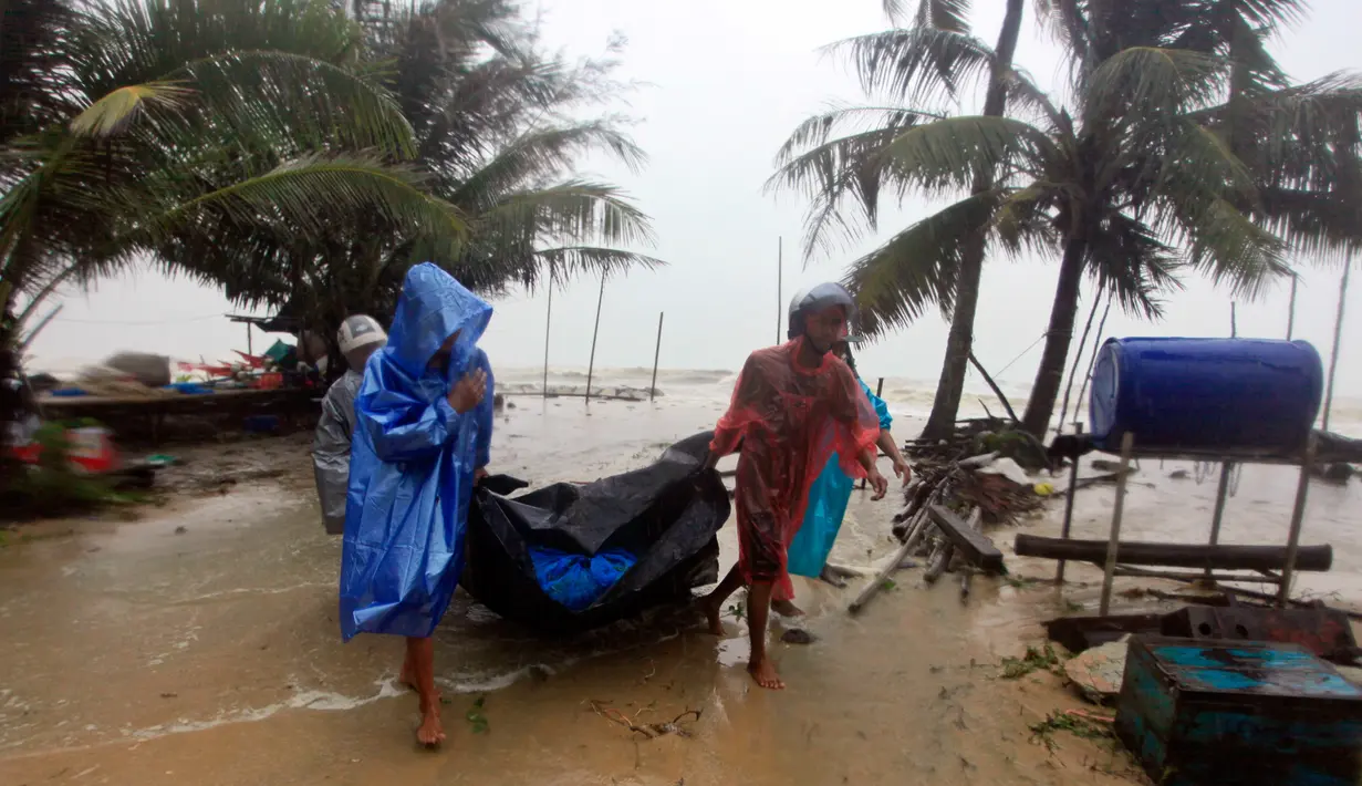 Warga membawa barang miliknya sebelum Badai Tropis Pabuk mendekat di Pak Phanang, di Nakhon Si Thammarat, Thailand (4/1). Hujan, angin dan gelombang air laut akan melanda Thailand selatan akibat badai tropis Pabuk. (AP Photo/Sumeth Panpetch)