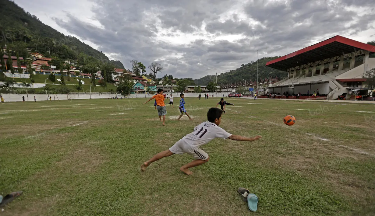 Seorang anak menggunakan jersey Gareth Bale tegah berlatih bersama SSB PS TAL Sawahlunto di Stadion Tanah Lapang Ombilin, Sawahlunto, (8/11/2016). (Bola.com/Nicklas Hanoatubun)