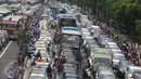 Bus APTB terlihat diantara kendaraan yang terjebak macet di tol dalam kota dan Jalan Gatot Subroto, Jakarta, Selasa (22/3). Ribuan sopir taksi memblokir jalan protokol itu hingga membuat kendaraan lain tidak bisa lewat. (Liputan6.com/Immanuel Antonius)