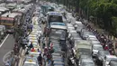 Bus APTB terlihat diantara kendaraan yang terjebak macet di tol dalam kota dan Jalan Gatot Subroto, Jakarta, Selasa (22/3). Ribuan sopir taksi memblokir jalan protokol itu hingga membuat kendaraan lain tidak bisa lewat. (Liputan6.com/Immanuel Antonius)