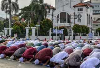 Penetapan tersebut berdasarkan hasil sidang Isbat yang digelar oleh Kementerian Agama (Kemenag) dengan menggunakan metode hisab dan rukyat. (BAY ISMOYO/AFP)