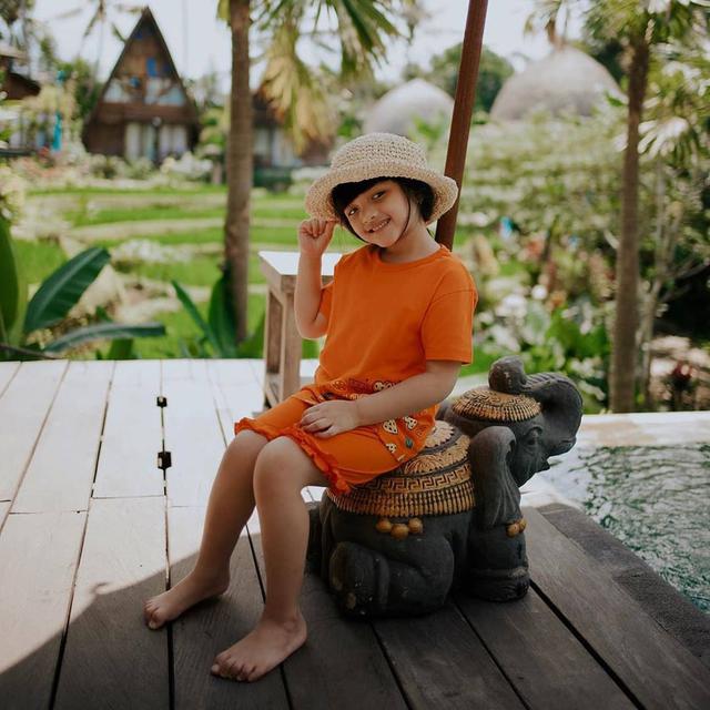 6 Potret Arsy Hermansyah Liburan di Bali, Gayanya Bikin Gemas