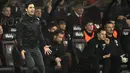 Reaksi pelatih Arsenal Mikel Arteta saat melihat anak asuhnya bermain menghadapi Bournemouth pada pertandingan Liga Inggris di Stadion Vitality, Bournemouth, Inggris, Kamis (26/12/2019). Pertandingan berakhir dengan skor 1-1. (Glyn KIRK/AFP)