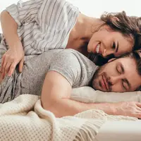 Supaya bulan puasa di bulan Ramadan-nya nggak batal, ini ada 5 trik aman bercinta yang harus dipahami suami-istri. (Ilustrasi: iStockphoto)